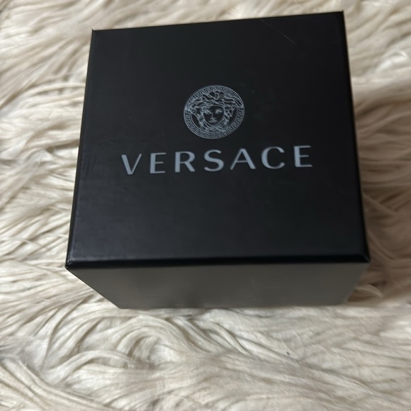 New in box Versace silver Medusa green stud earrings - Picture 4 of 5